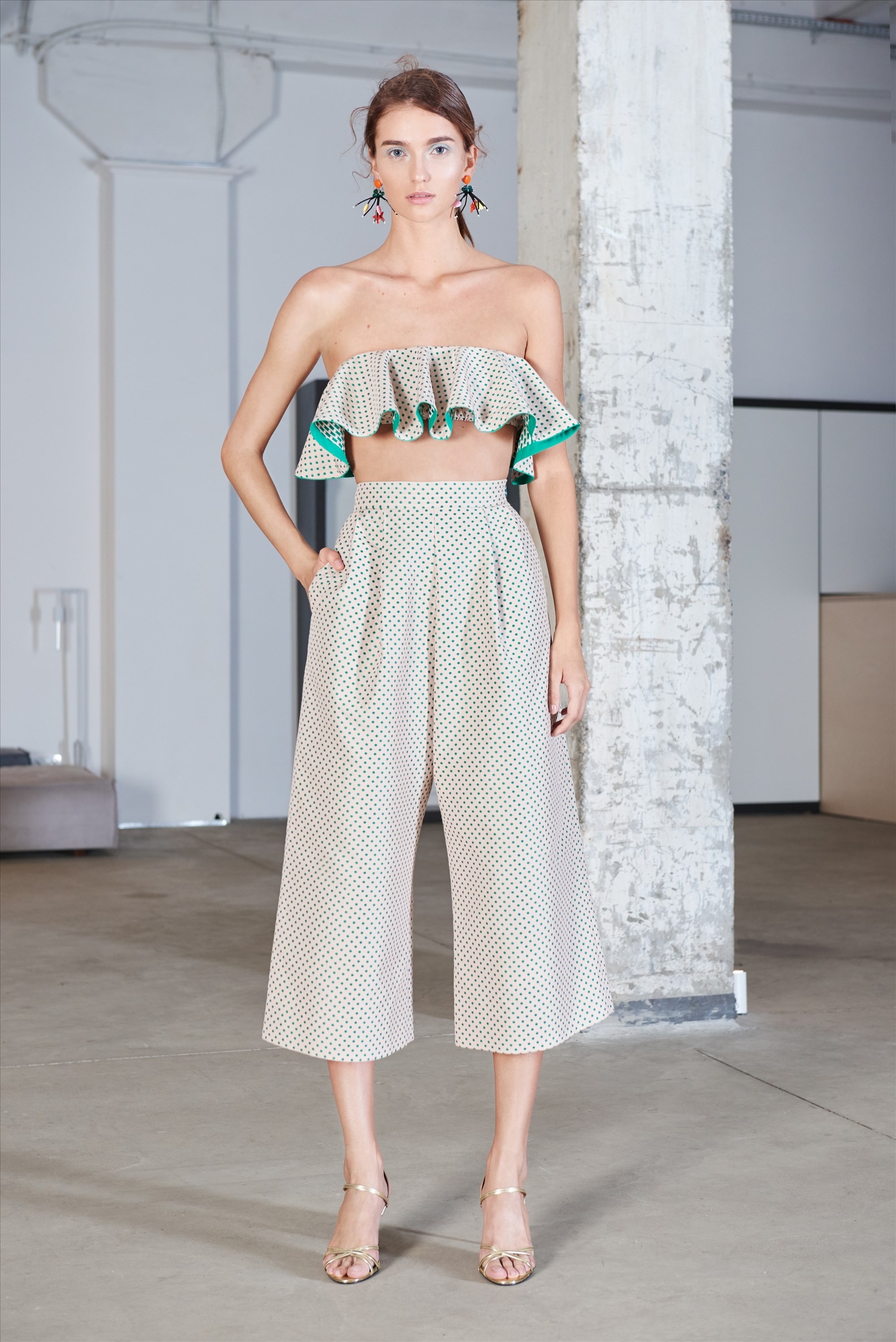dWPqzLvvRJ2V0hrmIy0n - Лукбук бренда Anna October spring-summer 2016.