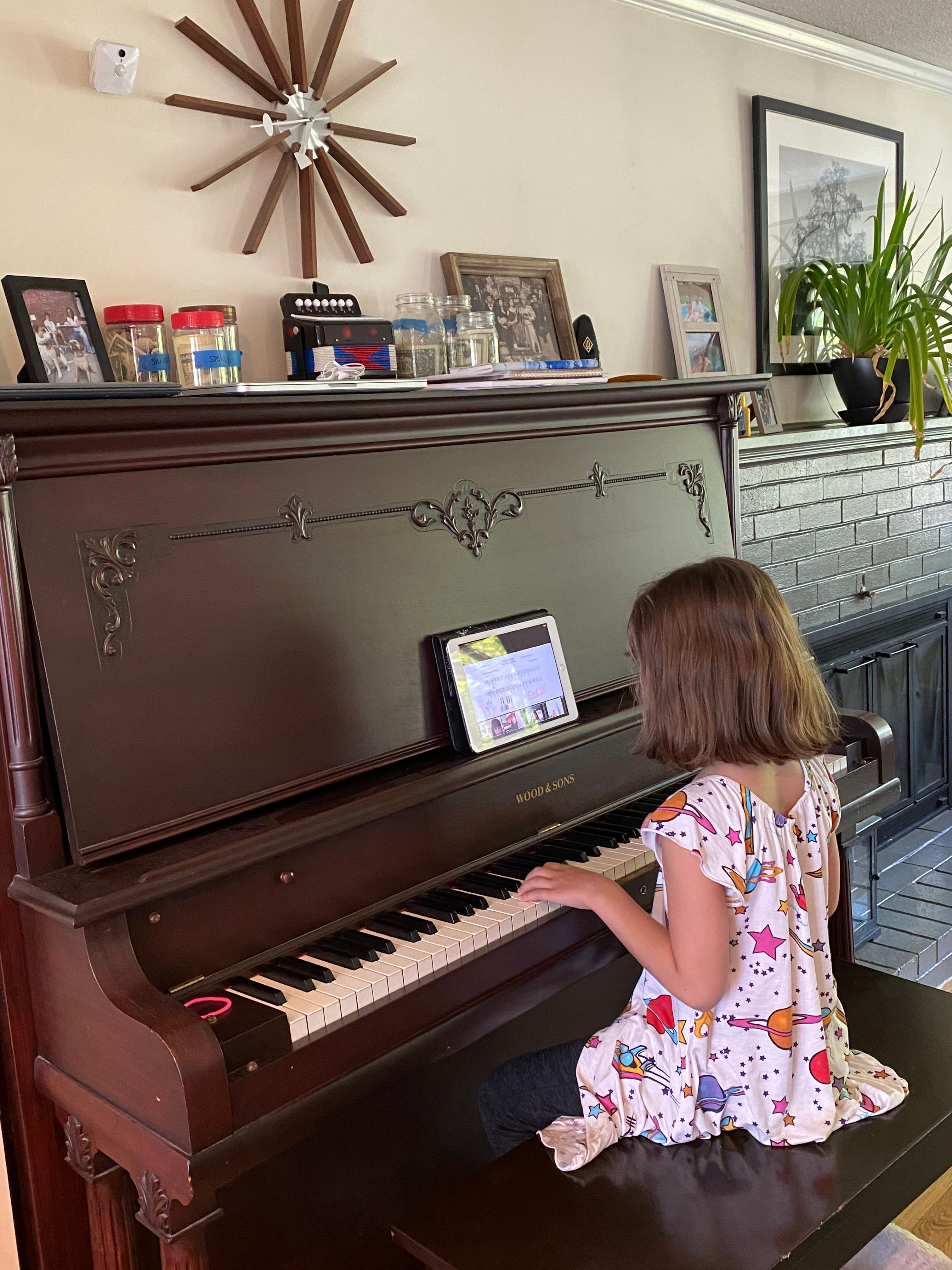 First Piano Lesson 10 Fingers 10 Notes 3 Songs Small Online Class