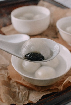 This is a Chinese food called Tang Yuan