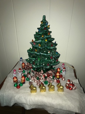 Ceramic Christmas tree with chocolates