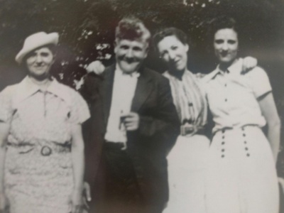 Sam with wife Bessie & daughters
