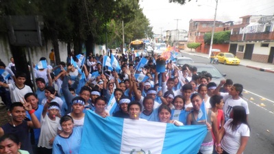 Esta foto representa cuando hacen el desfile en guatemala 