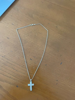 White gold chain & diamond cross pendant