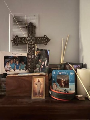 For prayer or rememberance this Ofrenda is for the dead we know we keep a Cross and palms along with a photo of our Lord and Saviour Jesus Christ to remind us of  those we know who died.