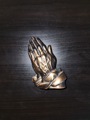 Small sculpture of 2 hands praying