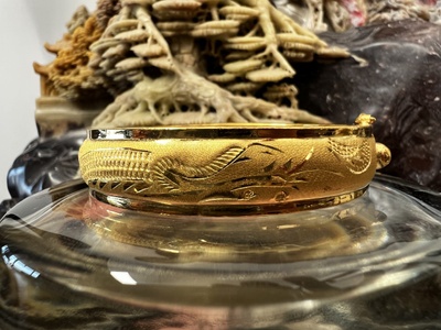 Gold bracelet w/dragon & phoenix