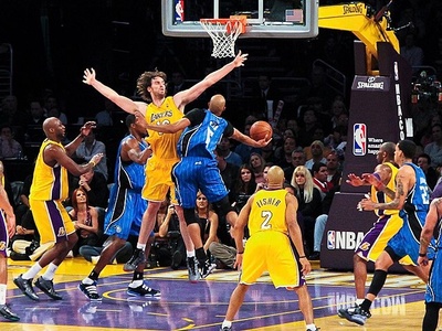 A player trying to guard his opponent .