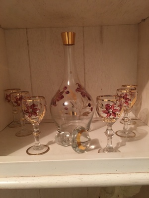 Glass decanter and six matching glasses 