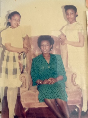 Grandmother- chair, mother- L, aunt- R