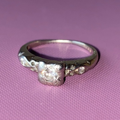 White-gold engagement ring 