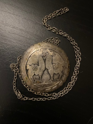 Image of a necklace with two alpacas 