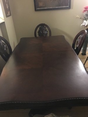This is a 6 seat mahagony table. 