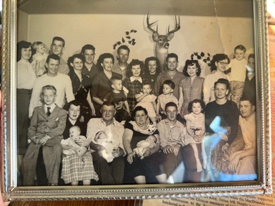 Photo of John and DeEtte McDonald with all their children and some of their grandchildren 