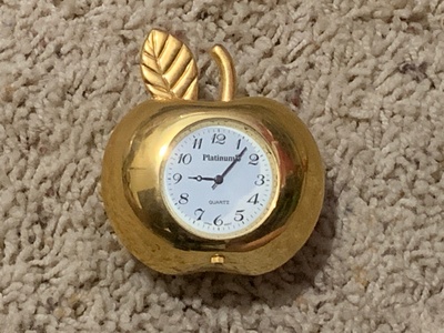 Apple-shaped clock
