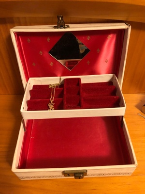 A photo of the jewelry box and necklace