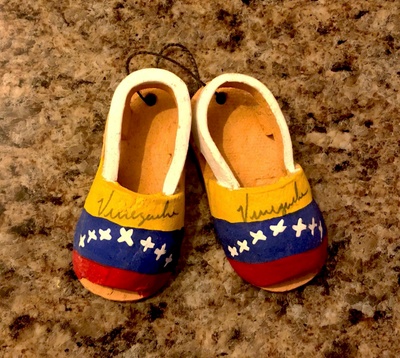 A clay figure of sandals; traditionally worn by the Guajiros in Maracaibo. 